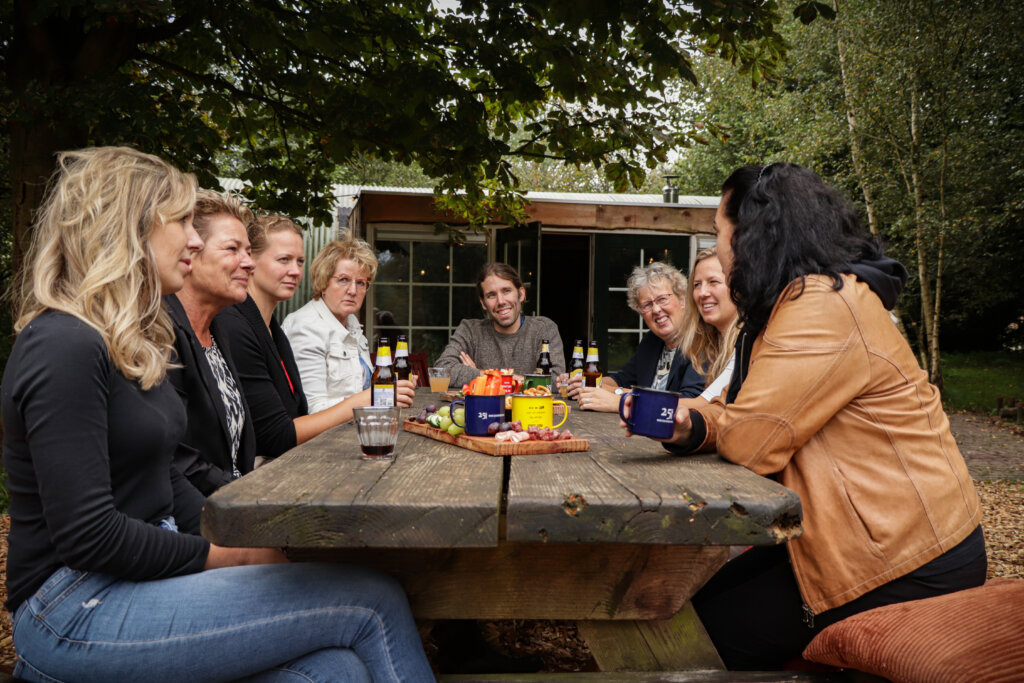 buiten overleggen samen overleggen, vergaderen en teambuilding, bedrijfsfeest actief vergaderen